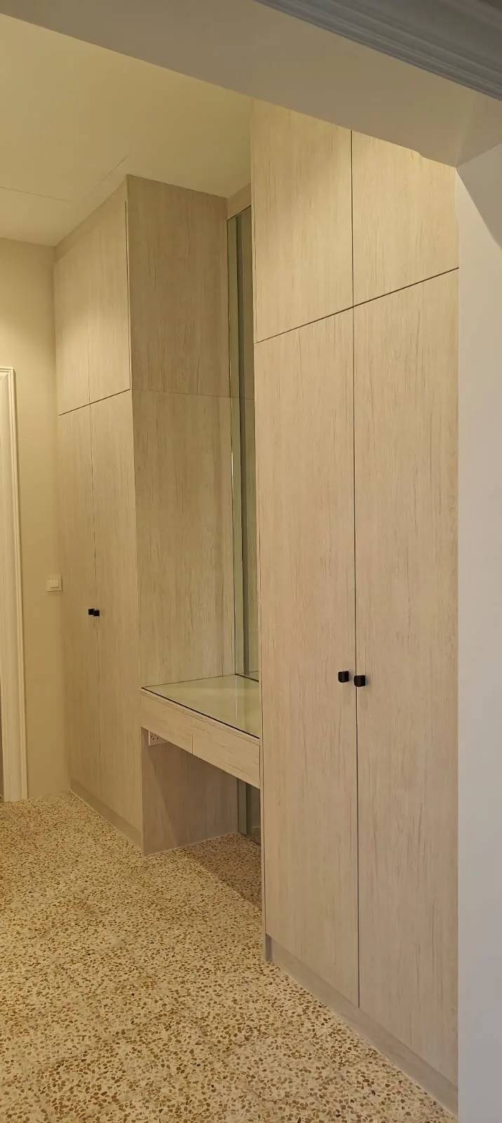 Fitted wardrobe with an integrated dressing table and mirror